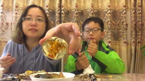 梁小轩和轩妈试吃各种美食 试吃“阳澄湖大闸蟹”