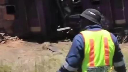 要闻主菜单 南非火车卡车相撞死亡19人