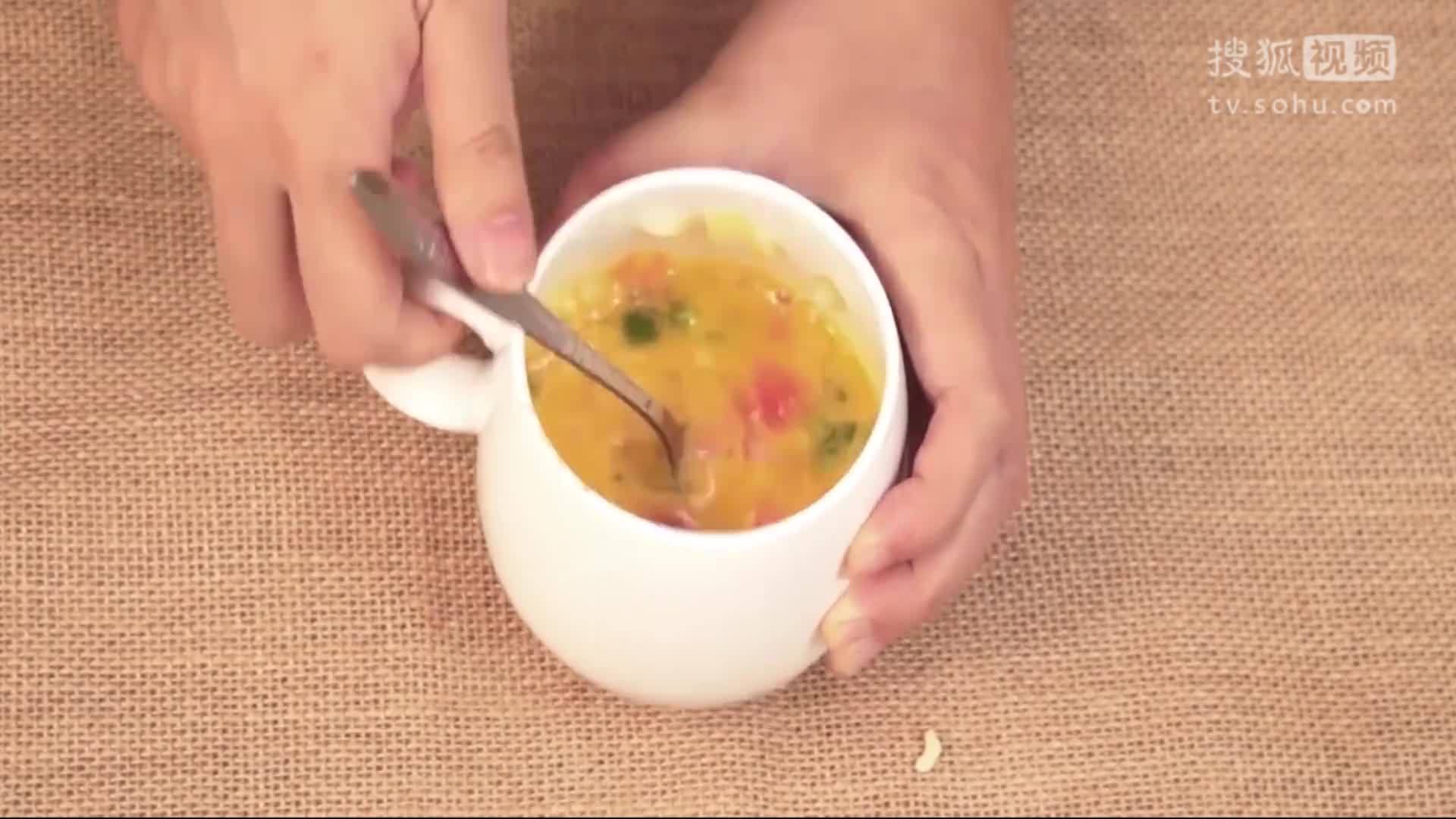 美&middot;食 用微波炉做出来的欧姆蛋简单又方便，三分钟内搞定早餐