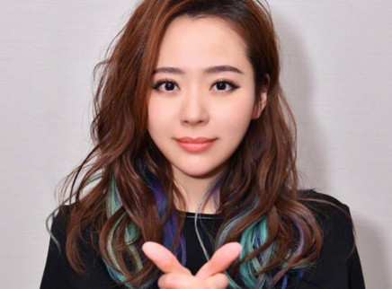 娱乐新鲜爆 张靓颖偶遇妈妈同学
