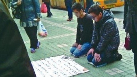 耳目一新 男子乞讨月入过万