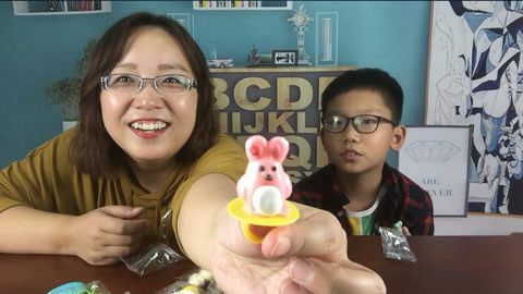 梁小轩和轩妈试吃各种美食 试吃“卡通戒指糖”