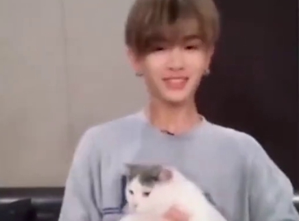 娱乐新鲜爆 Justin黄明昊版学猫叫