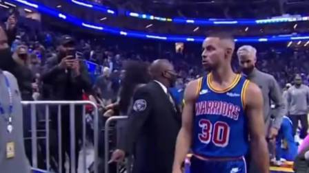NBA热辣资讯 库里员工通道跟小球迷互动！小学生：听说你很可爱？