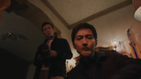非常目击&middot;精选看点 山峰仔细观察李锐屋里的情况