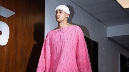 NBA热辣资讯 库兹马另类装扮进场看呆众人！库兹马：这时尚你不懂！