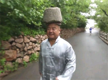 新闻大求真 头顶石墩对骨骼会造成什么伤害？