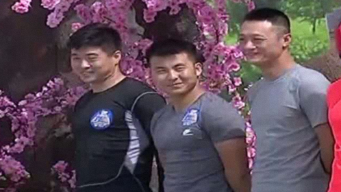 男生女生向前冲 第九季 主持人眼光不错！选中男生直上高台！