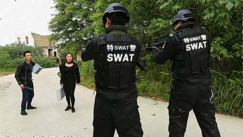 无知少女为感恩身陷抢劫团伙，该何去何从