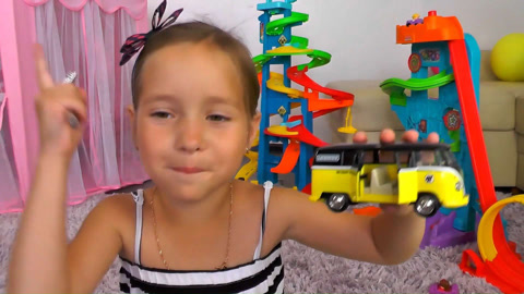 苏菲亚玩转各种颜色小汽车