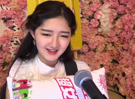 818超女聊天室 方圆累趴直播间甜睡动图出炉