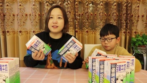 梁小轩和轩妈试吃各种美食 雀巢全脂牛奶