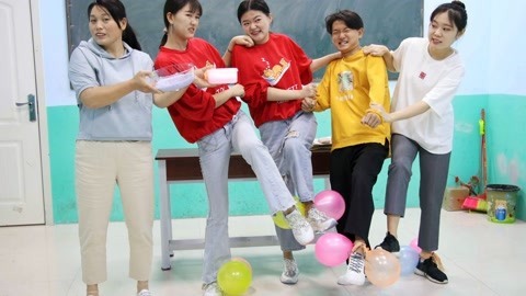 美女家务事 同学踩气球赢无硼砂泥