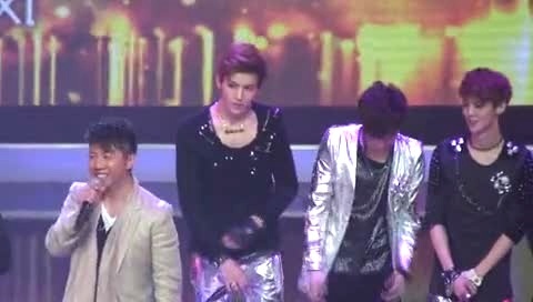 EXO EXO-M为羽泉颁奖 十二届蒙牛酸酸乳风云音乐榜 饭拍版 12/04/08-EXO-M