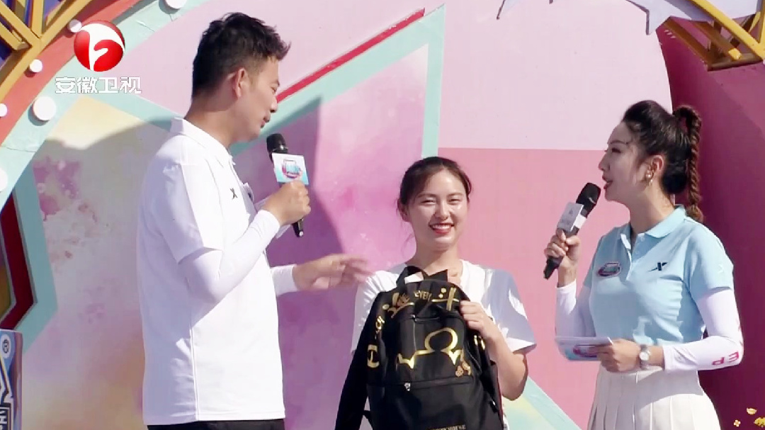 “包包主题”美女会计带包冲关