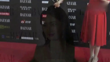 嘻嘻娱乐 2017 11月 32岁杨幂出席活动被拍 下蹲的刹那间 女神形象全灭 171125