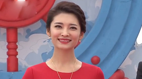 男生女生向前冲 长腿美女挑战高台 夺得大奖