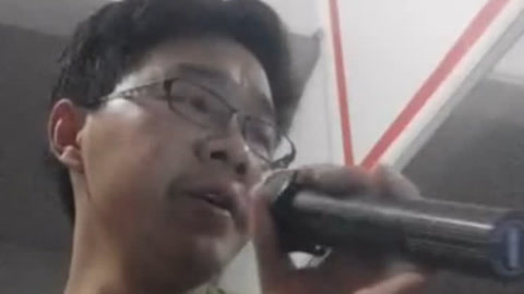 唱罢吹灯 失恋小伙唱了一首《爱情像一阵疯》