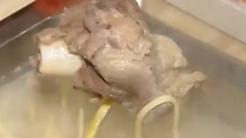 人气美食 人均五十骨头锅 四根大骨配菜多！