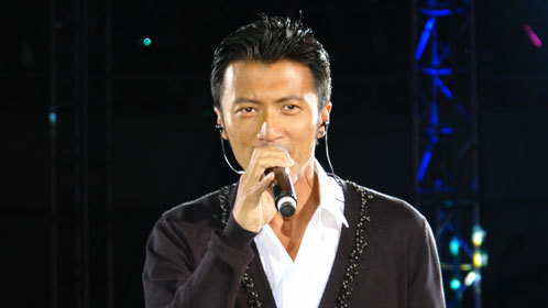 鲁豫有约 谢霆锋因发泄不满爱上音乐 自曝演唱会曾被三万人赶下台
