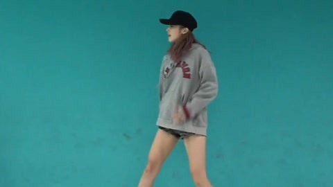 饭饭长腿《Russian Roulette》