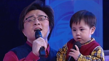 央视2003春晚 赵明麦玮婷《让爱住我家》，一家四口温馨合唱