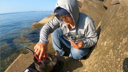 思乡渔夫赶海 这样赶海也太享受了吧？海鲜现抓现煮，螃蟹海螺吃过瘾了