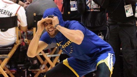 NBA热辣资讯 勇士球员赛前热身集体热舞！库里这恶搞抢镜也太可爱了！
