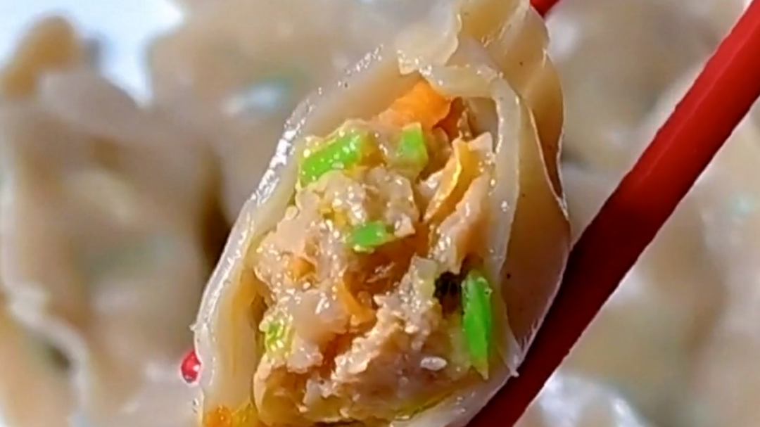 人气美食 牛肉灌汤水饺 胡萝卜香菜来入馅