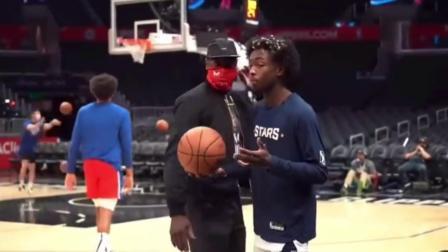 NBA热辣资讯 韦德带女儿去支持哥哥比赛！两兄妹在一起真是满满的爱呀！