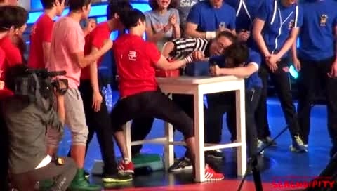 2PM MBC胜负之神 掰手腕 主Nichkhun 饭拍版 12/05/08-2PM