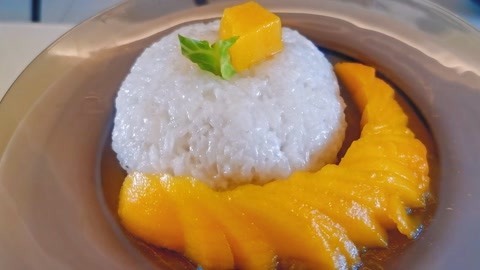 梁小轩和轩妈试吃各种美食 芒果椰汁糯米饭