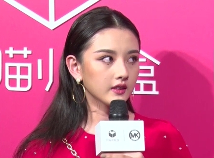饭爱豆娱乐 宋祖儿卧蚕点痣造型吸睛