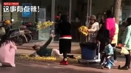 新闻辣一度 大妈拍照摆pose着魔！竟翻起垃圾桶