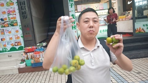 唱罢吹灯 四川打工仔离开大城市杭州，回到家乡一下车就买李子吃