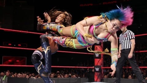 wwe美国职业摔角 福克斯遭明日华十字固降服 后惨遭佩琪团体袭击