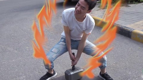 MakerBeta超能技术宅 街头惊现雷神之锤 数百人试拔