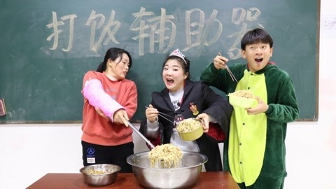 小晴用粘土做防抖神器，专业治疗老师打饭手抖，再也不怕饿肚子了