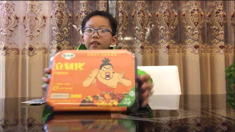 梁小轩和轩妈试吃各种美食 试吃风靡全网的自热烧烤