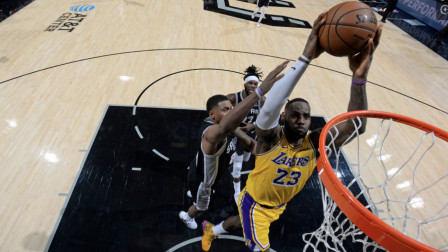 NBA流言收割机 湖人力克马刺豪取8连胜，詹皇33+14浓眉哥19+12+6