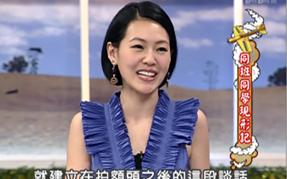 嘉宾们挑战吞热狗