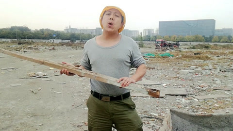 唱罢吹灯 农村打工仔撕心裂肺唱《房价不一样》感动哭