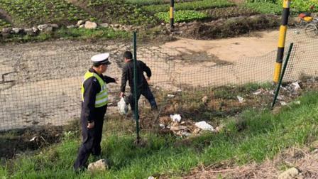 @所有人 男子为解“钓瘾”，来到高速公路护栏内持杆钓鱼