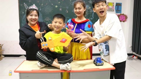 东东欺负小朋友，小晴用粘土做大宝剑哄他开心，能哄好吗？
