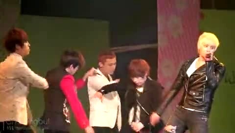 IU kiss&cry 好欺负吗 军浦杜鹃花庆典开幕式 主AJ 饭拍版 12/05/04-U-Kiss (UKiss)