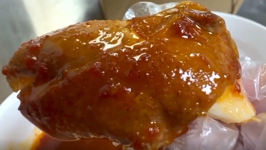 人气美食 福山路东北手撕熏鸡 入味秘诀是卤制
