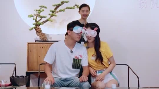 陈玮政“直男式”喂饭遭嫌弃 亲密互动甜到爆！