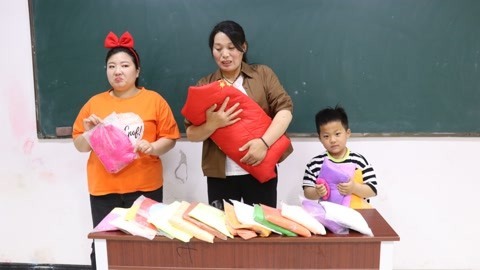 美女家务事 假如领粘土需要年龄支付，小晴为了玩粘土变成小婴儿，太逗了