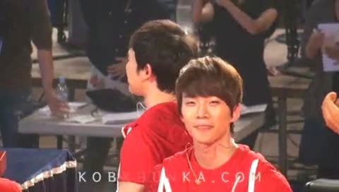 IU kiss&cry Paper Kissing Game MBC胜负之神 主Nichkhun 饭拍版 12/05/08-2PM