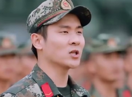 马佳演唱《强军战歌》